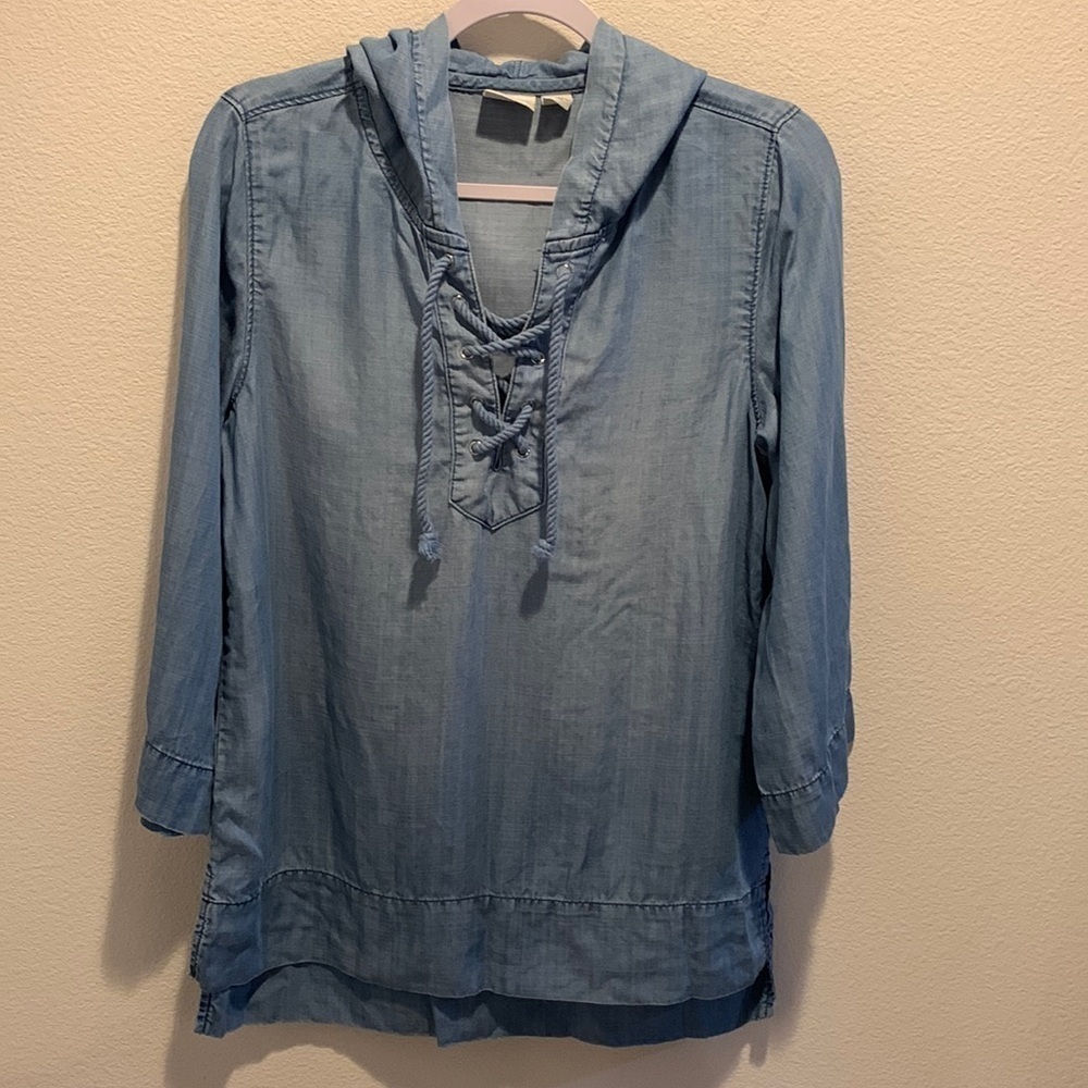 Chico’s Zenergy Woman’s Chambray Tunic. High Low Style. Size 0(Chico’s). Nice!  